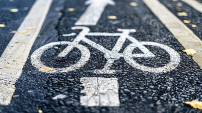 Das Piktogramm eines Fahrrads auf Asphalt