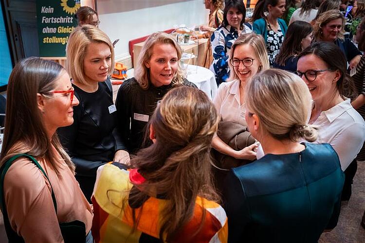 Eine Gruppe Frauen unterhalten sich
