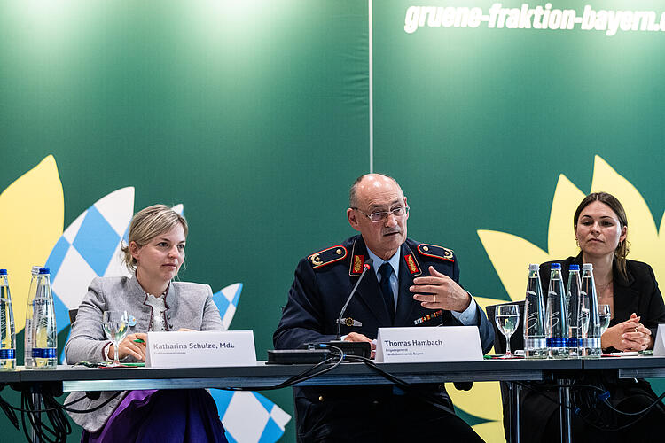 Katharina Schulze, MdL, Brigadegeneral Thomas Hambach, Landeskommando Bayern, und Nathalie Rücker, ISD Germany, auf der Diskussionsveranstaltung "Wehrhaftes Europa", Fraktionsklausur 2025, Passau.