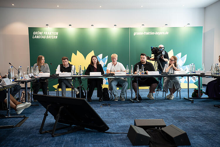 Jugend trifft Politik. Townhall-Gespräch mit Leni Erceg, Schülerin, Aron Gabriel, YPNE, Nataliia Bilinska, Jugend debattiert, Paul Eidenschink, Jugendbeirat Regensburg, Richard Freis, Landesschülerrat Bayern / Berufliche Schulen und Julia Post, MdL, auf der Fraktionsklausur 2025 in Passau.