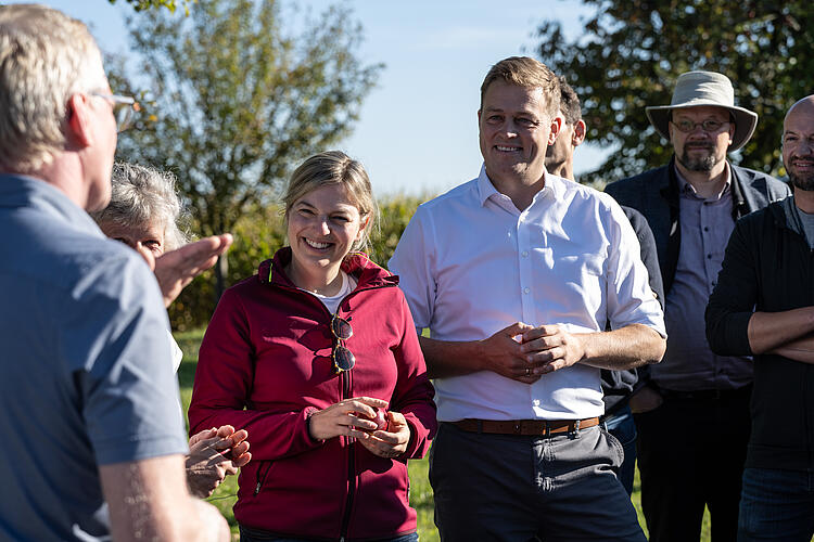 Katharina Schulze, MdL, und Stefan Kaineder, Umwelt- und Klimalandesrat, Land Oberösterreich, auf der Wanderung "Hier atmet Europa", Fraktionsklausur 2025, Passau.