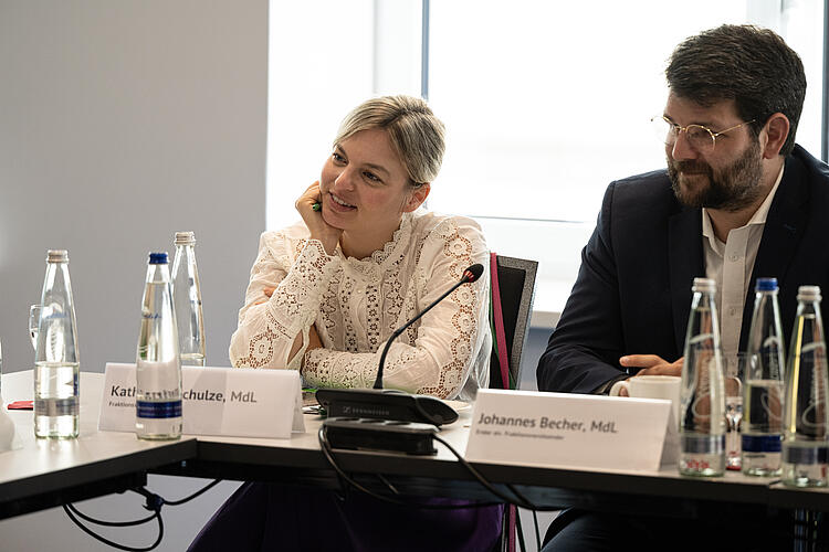 Katharina Schulze, MdL, und Johannes Becher, MdL, auf der Townhall "Jugend trifft Politik", Fraktionsklausur 2025, Passau.