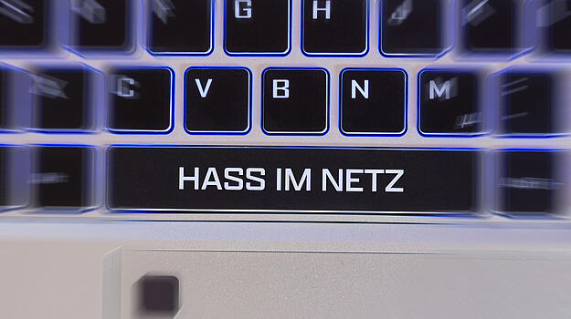 Tastatur mit Aufschrift "Hass im Netz"