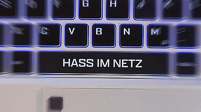 Tastatur mit Aufschrift "Hass im Netz"