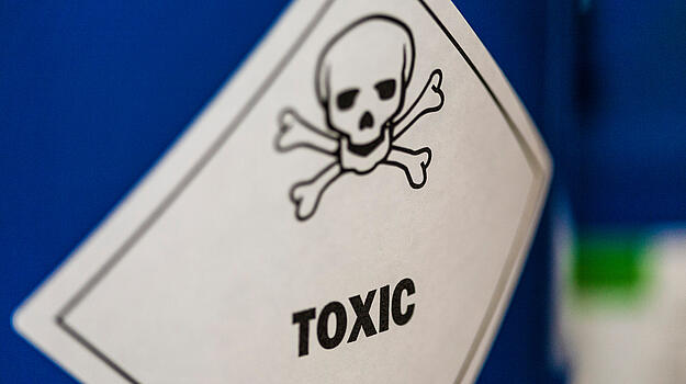 Ein Gefahrenschild mit einem Totenkopf und der Aufschrift "TOXIC".