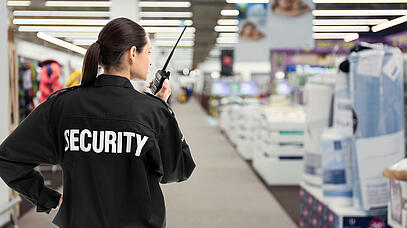 Beamtin von hinten mit "Security" Beschriftung auf der Jacke