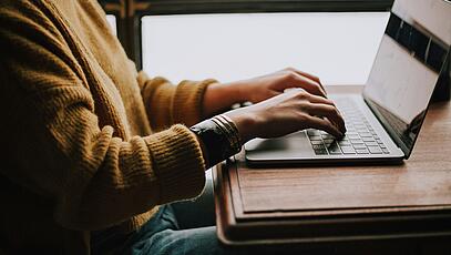 Person arbeitet an einem Laptop