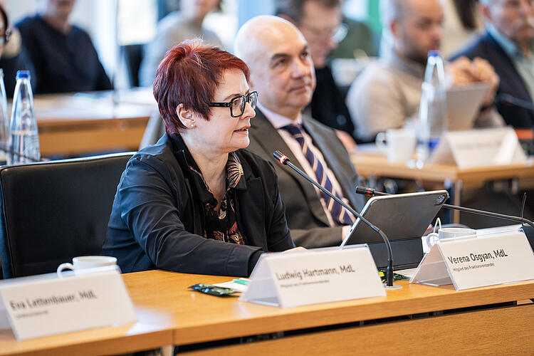 Verena Osgyan, MdL, und Jürgen Mistol, MdL, im Publikum der Diskussionsrunde.