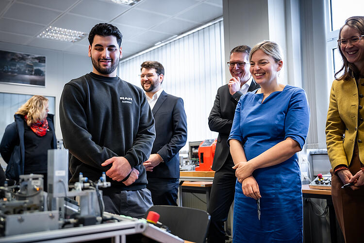 MAN-Auszubildender; Johannes Becher, MdL; Katarina Schulze, MdL; Eva Lettenbauer, MdL