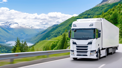 Lkw vor Berglandschaft