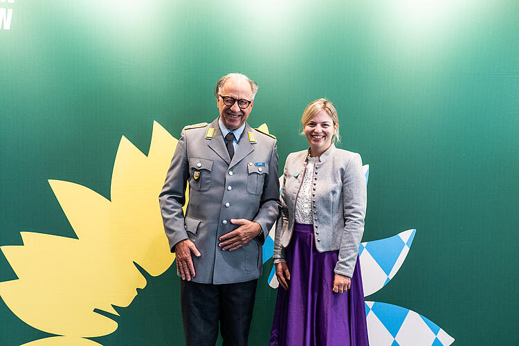 Gemeinsames Foto von Oberst Knuth Jung, Landeskommando Bayern der Bundeswehr, und Katharina Schulze, MdL, auf der Diskussionsveranstaltung "Wehrhaftes Europa", Fraktionsklausur 2025, Passau.