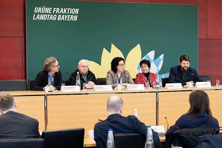 Prof. Dr. Kurt Gedrich, TU München, Josef Schmid, Arbeitsgemeinschaft bäuerliche Landwirtschaft Landesverband Bayern e.V., Jutta Saumweber, Verbraucherzentrale Bayern, Ursula Egger, REWE Region Süd, und Johannes Becher, MdL auf dem Podium der Diskussionrunde "Gutes Essen – Utopie oder Grundrecht?". 