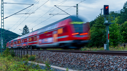 Eine Verschwommene S-Bahn in schneller Fahrt