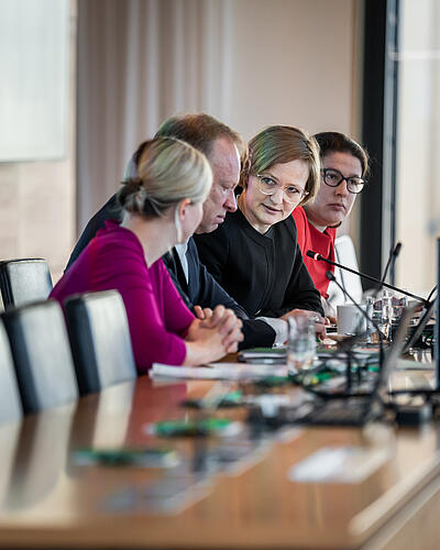 Katharina Schulze, MdL; Prof. Dr. Dr. h.c. Clemens Fuest; Dr. Franziska Brantner, MdB; Stephanie Schuhknecht, MdL