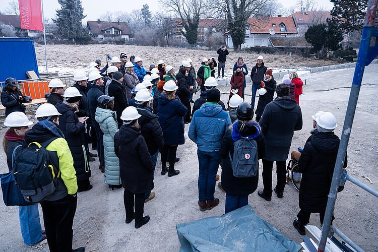 Abgeordnete beim Briefing auf der Baustelle