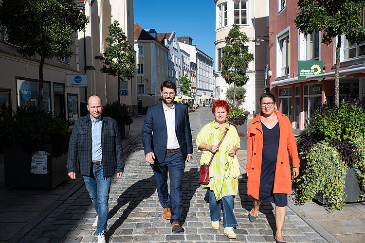 Die MdL Tim Pargent, Johannes Becher, Barbara Fuchs und Stephanie Schuhknecht auf dem Weg durch die Passauer Altstadt zum Frühschoppen auf der Fraktionsklausur 2025.