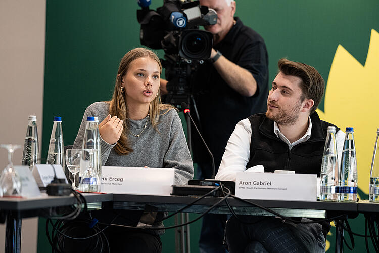Leni Erceg, Schülerin und Aron Gabriel, YPNE (Youth Parliament Network Europe), auf der Townhall "Jugend trifft Politik", Fraktionsklausur 2025, Passau.