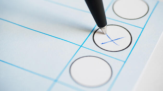 Stift, der gerade einen aus einer vertikalen Reihe von Kreisen ankreuzt