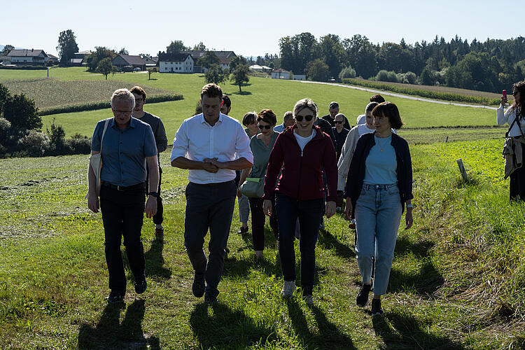 Christian Graf, Bürgermeister Freinberg, Stefan Kaineder, Umwelt- und Klimalandesrat, Land Oberösterreich, Katharina Schulze, MdL, und Stefanie Auer, Grüne Passau, auf der Wanderung "Hier atmet Europa", Grüne Bayern und Österreich, Fraktionsklausur 2025, Passau.