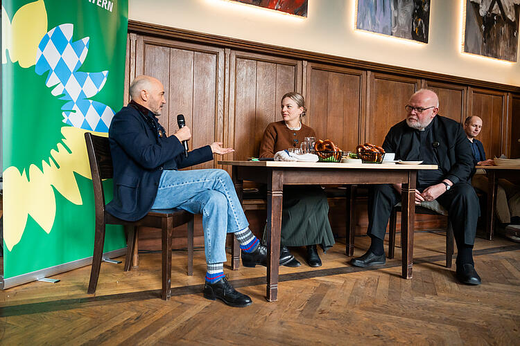 Christian Neureuther, ehem. dt. Skirennläufer, Katharina Schulze, MdL, und Kardinal Reinhard Marx, Erzbischof von München und Freising, im Gespräch beim Frühschoppen der Landtags-Grünen.