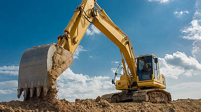 Großer Bagger im Sand