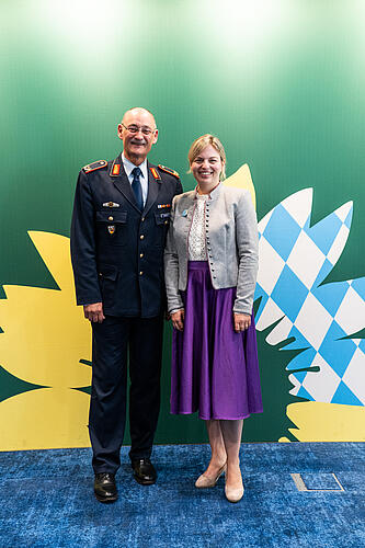 Brigadegeneral Thomas Hambach, Kommandeur des Landeskommandos Bayern, und Katharina Schulze, MdL, Diskussionsveranstaltung "Wehrhaftes Europa", Fraktionsklausur 2025 in Passau.