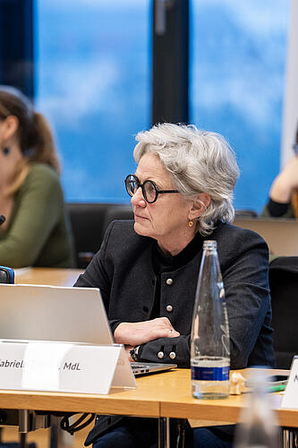 Gabriele Triebel, MdL, im Publikum der Diskussionsrunde "Gutes Essen für alle – Utopie oder Grundrecht?".