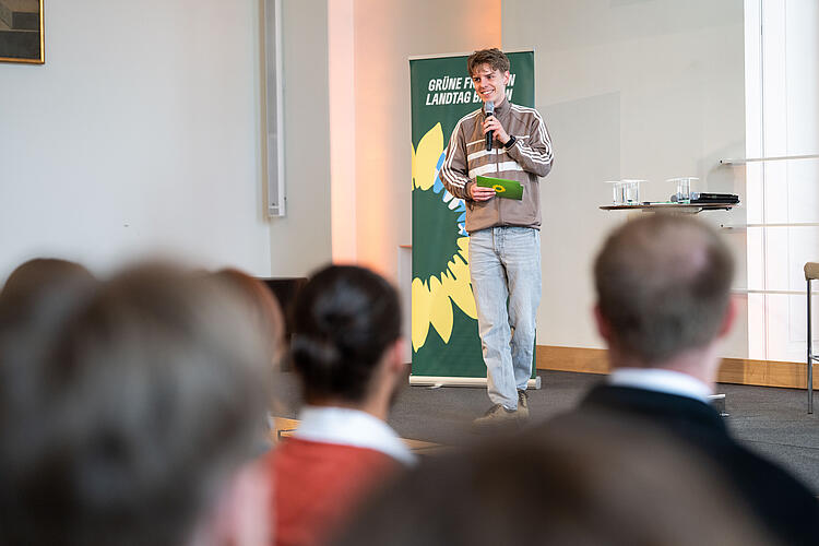 Levi Penell auf einer Bühne