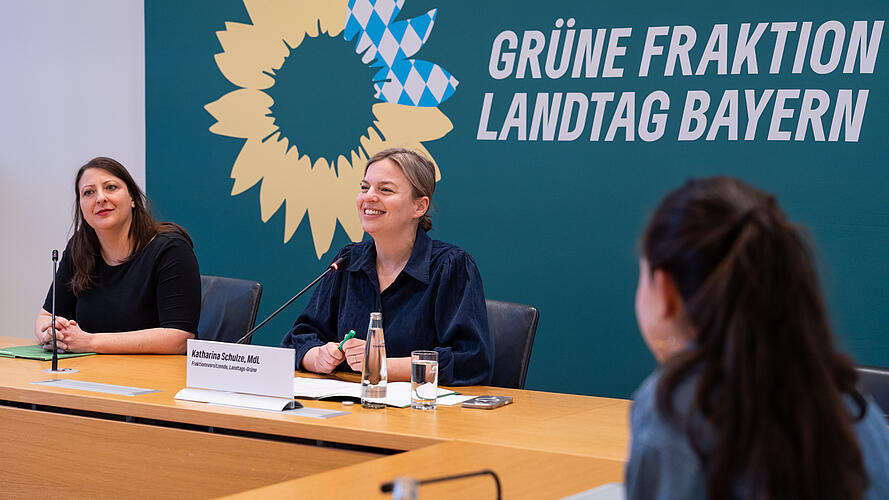 Katharina Schulze, MdL, und Pressesprecherin Lena Motzer auf der Abschluss-Pressekonferenz der Winterklausur 26.