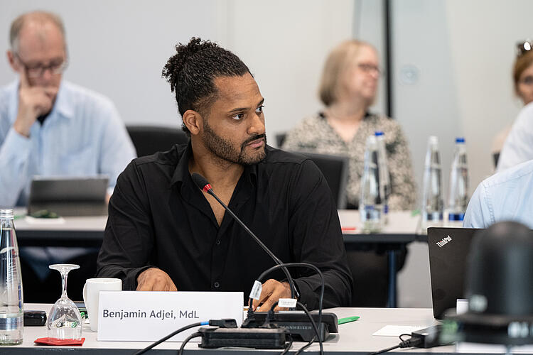 Benjamin Adjei, MdL, auf der Townhall "Jugend trifft Politik", Fraktionsklausur 2025, Passau.