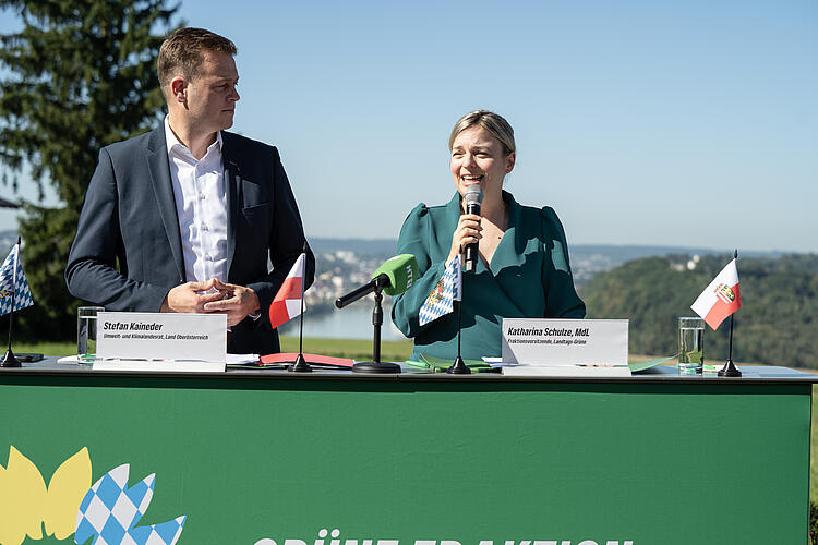 Katharina Schulze, MdL, und Stefan Kaineder, Umwelt- und Klimalandesrat, Land Oberösterreich, auf der Abschluss-Pressekonferenz, Fraktionsklausur 2025, Passau.