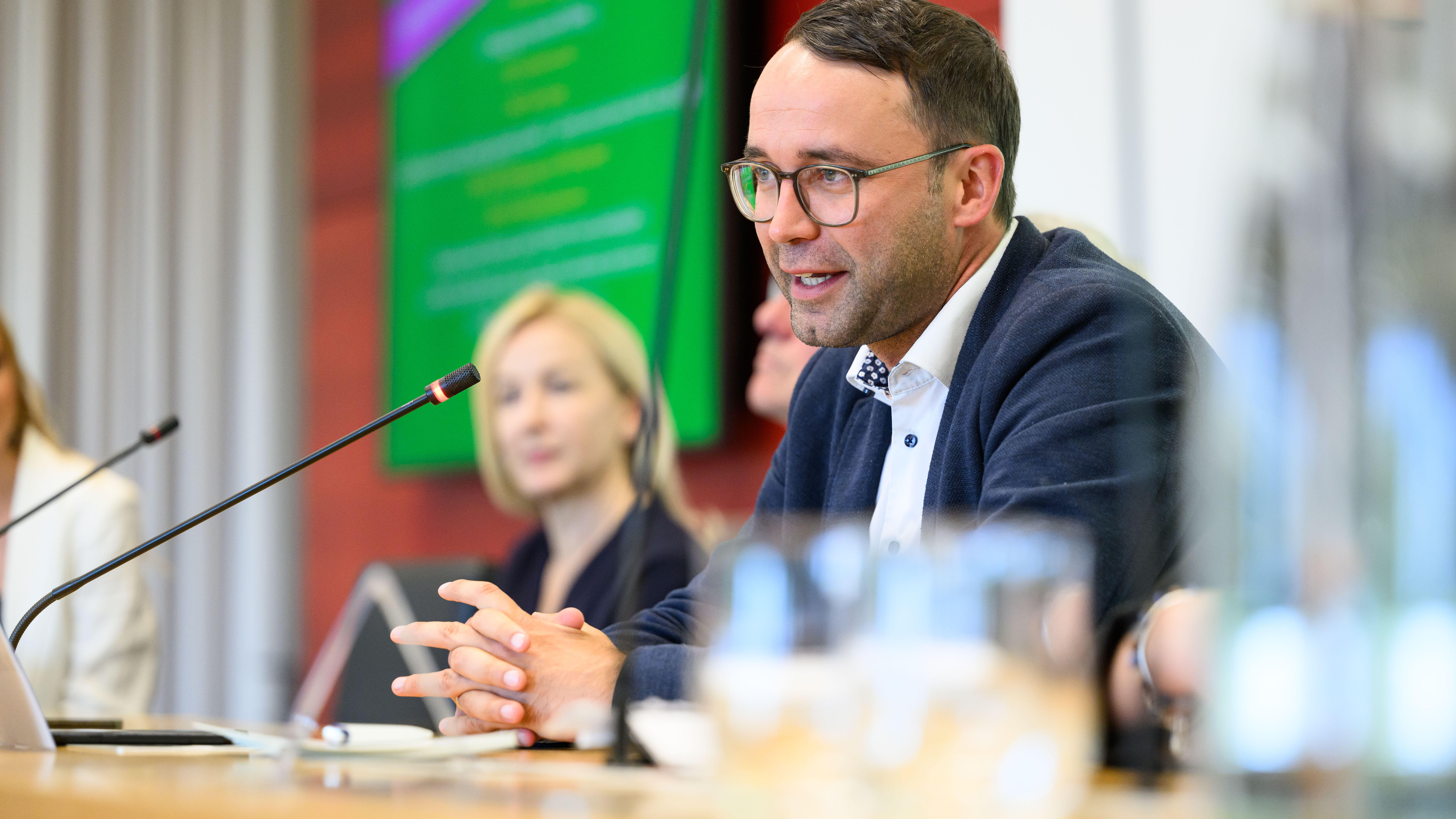 Foto: Lukas Barth-Tuttas Max Deisenhofer spricht in Mikrofon