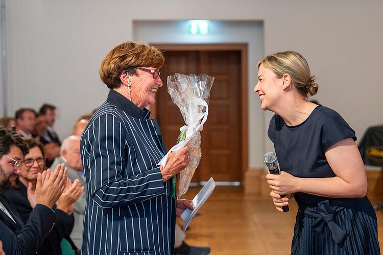 Zwei fröhliche Frauen im Gespräch
