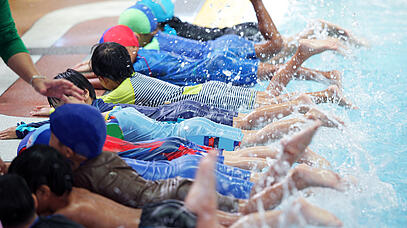 Kinder von unten planschen im Pool