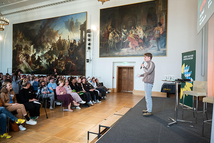 Levi Penell spricht zu einem vollen Saal