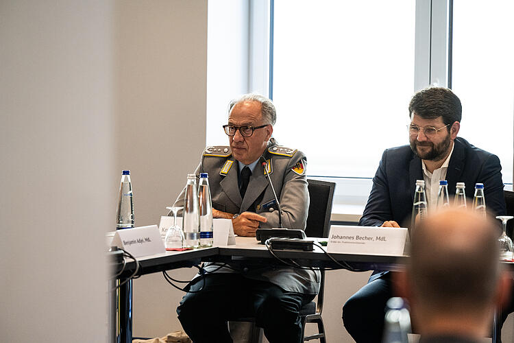 Oberst Knuth Jung, Landeskommando Bayern der Bundeswehr und Johannes Becher, MdL, auf der Diskussionsveranstaltung "Wehrhaftes Europa", Fraktionsklausur 2025, Passau.