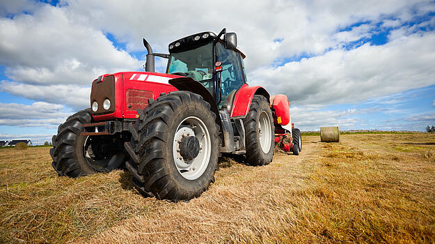 Traktor auf Feld