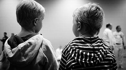 Zwei Jungen im Kindergartenalter, Schwarzweiß