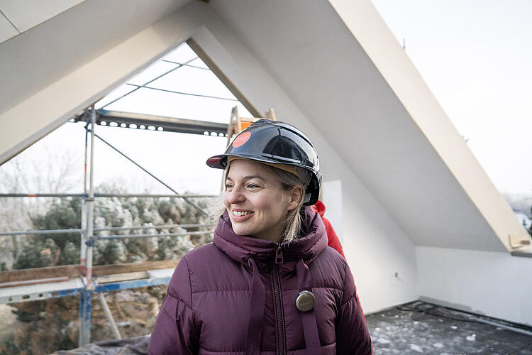 Katharina Schulze im Dachgeschoss der Baustelle.