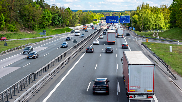 Autos und Lkw fahren auf einer Autobahn