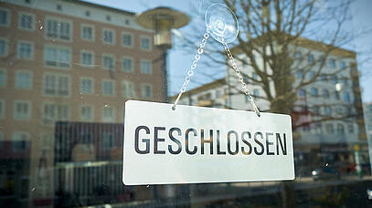 Glasscheibe, dahinter Schild auf dem "geschlossen" steht