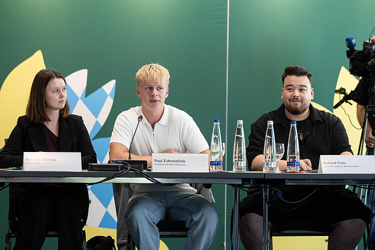 Nataliia Bilinska, Jugend debattiert, Paul Eidenschink, Vorsitzender Jugendbeirat Regensburg und Richard Freis, Landesschülerrat Bayern / Berufliche Schulen, auf der Townhall "Jugend trifft Politik", Fraktionsklausur 2025, Passau.