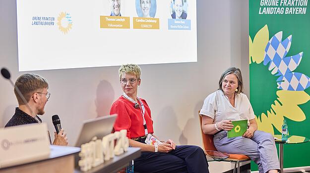 Drei Menschen auf einem Panel