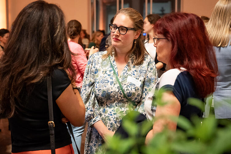 Julia Post im Gespräch mit Gästen der Veranstaltung.
