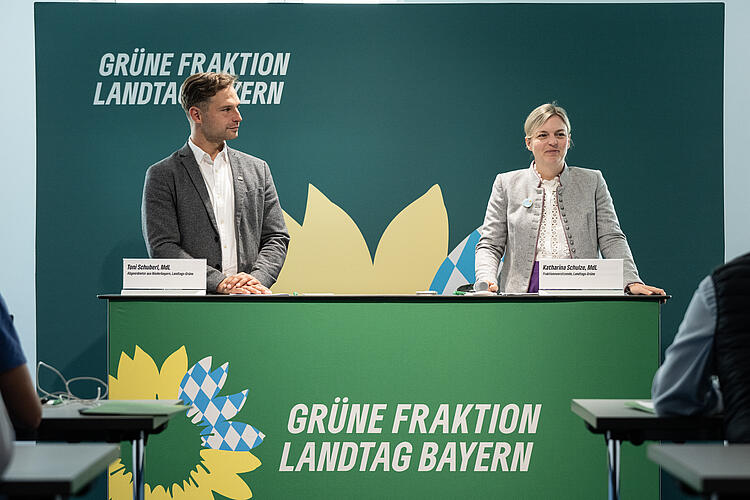 Toni Schubert, MdL, und Katharina Schulze, MdL auf der Eröffnungspressekonferenz der Fraktionsklausur 2025 in Passau.