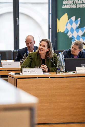 Laura Weber, MdL, im Publikum der Diskussionsrunde "Gutes Essen für alle – Utopie oder Grundrecht?".