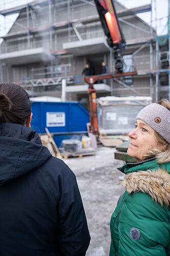 Claudia Köhler, MdL, vor der Baustelle.