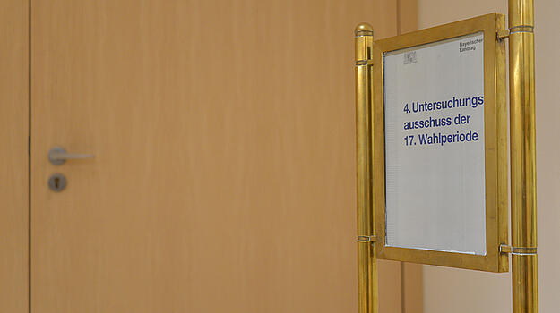 Schild mit Aufschrift: 4. Untersuchungsausschuss der 17. Wahlperiode
