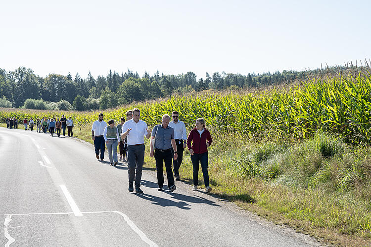 Stefan Kaineder, Umwelt- und Klimalandesrat, Land Oberösterreich, Christian Graf, Bürgermeister Freinberg, und Katharina Schulze, MdL, auf der Wanderung "Hier atmet Europa", Grüne Bayern und Österreich, Fraktionsklausur 2025, Passau.