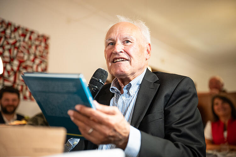 Erwin Huber, Ex-CSU-Chef und Finanzminister a.D. überreicht ein Buch beim Frühschoppen auf der Fraktionsklausur 2025 in Passau.